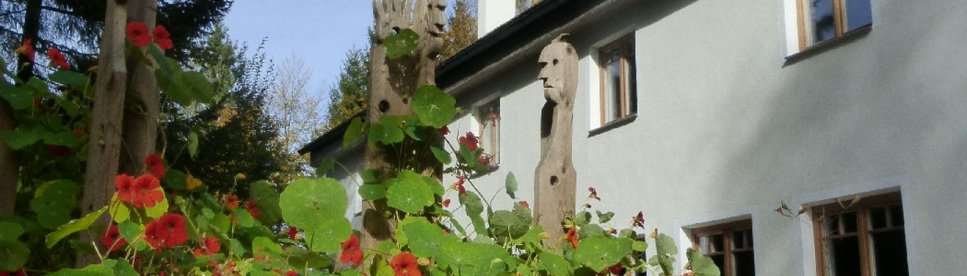 Holzskulptur im Biergarten vor dem Haupthaus des Kapellenhofs