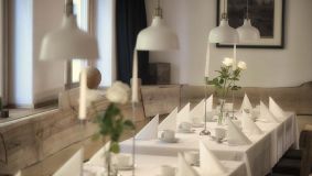 Festlich gedeckter Hochzeitstisch